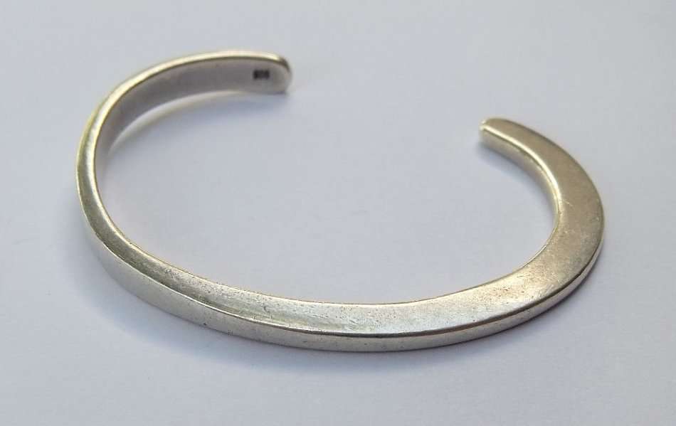 A HIGH QUALITY DESIGNER STAMPED HALLMARKED STERLING SILVER CUFF BANGLE - STAMPED AND TESTED