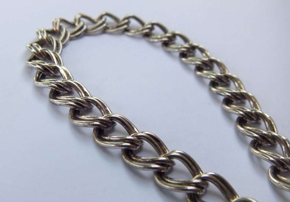 A TOP QUALITY STERLING SILVER BRACELET WITH LETTER ""A"" INITIAL DISC - STAMPED AND TESTED