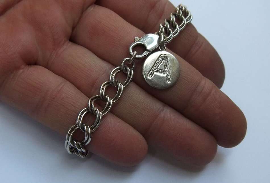 A TOP QUALITY STERLING SILVER BRACELET WITH LETTER ""A"" INITIAL DISC - STAMPED AND TESTED