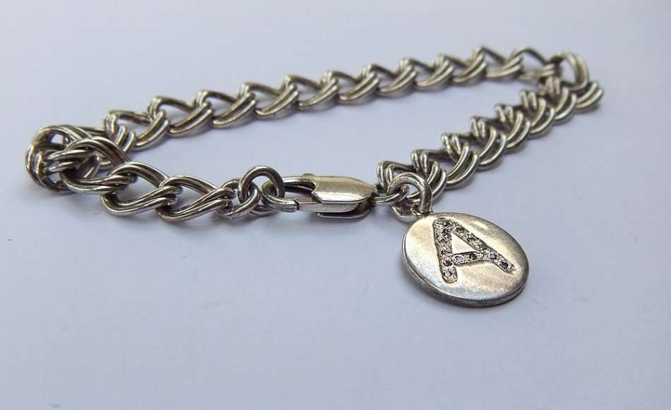 A TOP QUALITY STERLING SILVER BRACELET WITH LETTER ""A"" INITIAL DISC - STAMPED AND TESTED