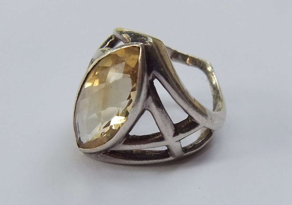 A UNIQUE SOLID STERLING SILVER RING SET WITH A LARGE FACETED STONE - POSSIBLY CITRINE - STAMPED !!
