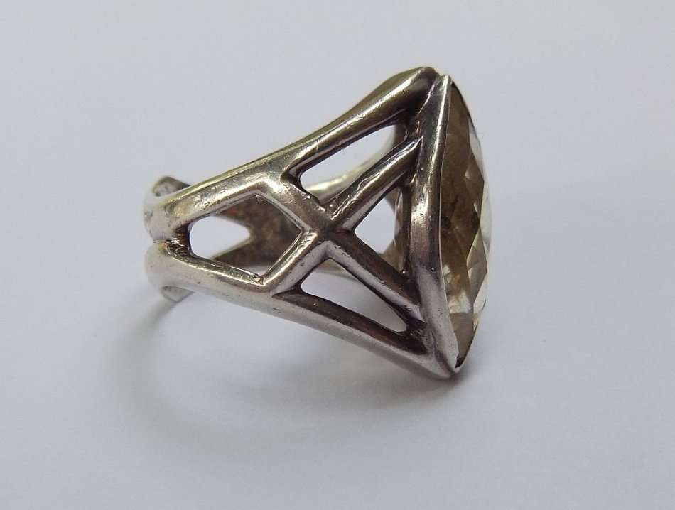 A UNIQUE SOLID STERLING SILVER RING SET WITH A LARGE FACETED STONE - POSSIBLY CITRINE - STAMPED !!