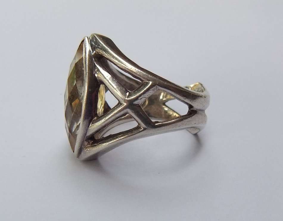 A UNIQUE SOLID STERLING SILVER RING SET WITH A LARGE FACETED STONE - POSSIBLY CITRINE - STAMPED !!