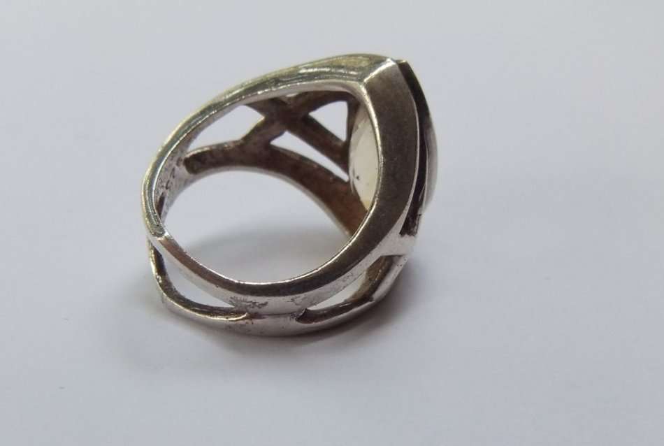 A UNIQUE SOLID STERLING SILVER RING SET WITH A LARGE FACETED STONE - POSSIBLY CITRINE - STAMPED !!