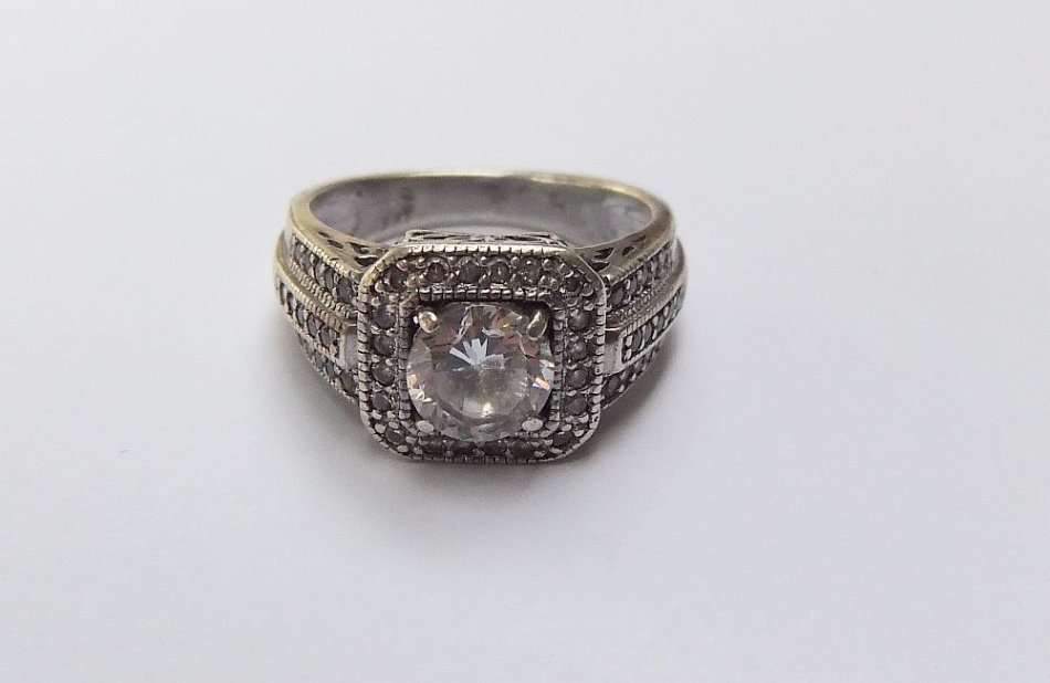 A SOLID STERLING SILVER DESIGNER RING WITH OVER 50 FACETED STONES - STAMPED CL AND TESTED