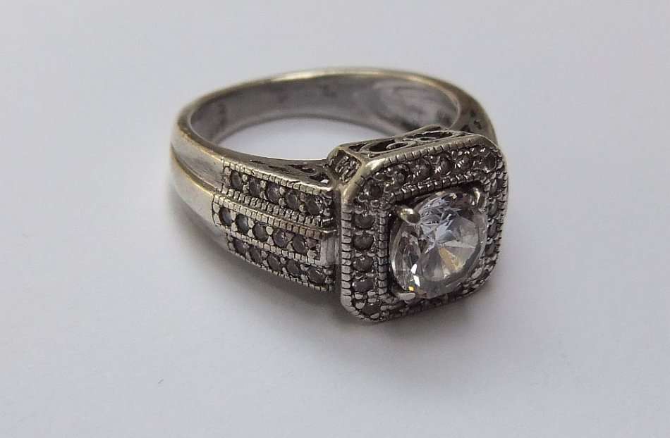 A SOLID STERLING SILVER DESIGNER RING WITH OVER 50 FACETED STONES - STAMPED CL AND TESTED