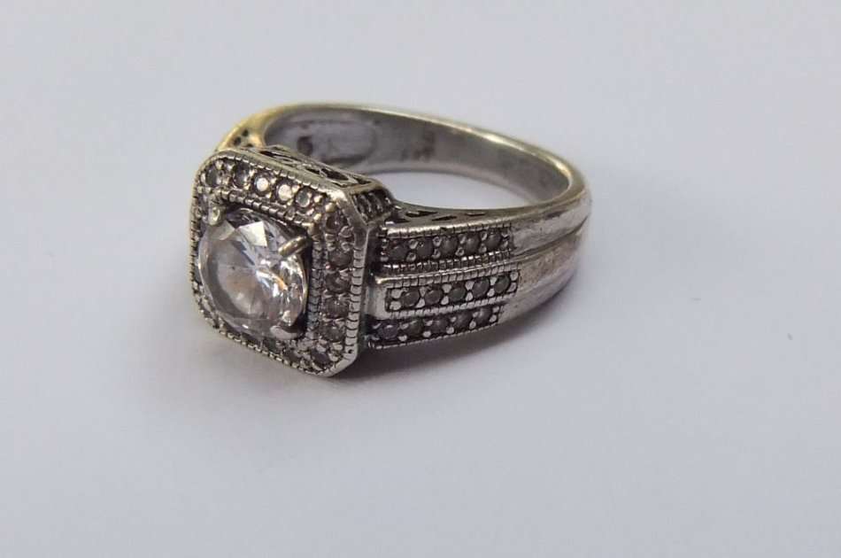 A SOLID STERLING SILVER DESIGNER RING WITH OVER 50 FACETED STONES - STAMPED CL AND TESTED