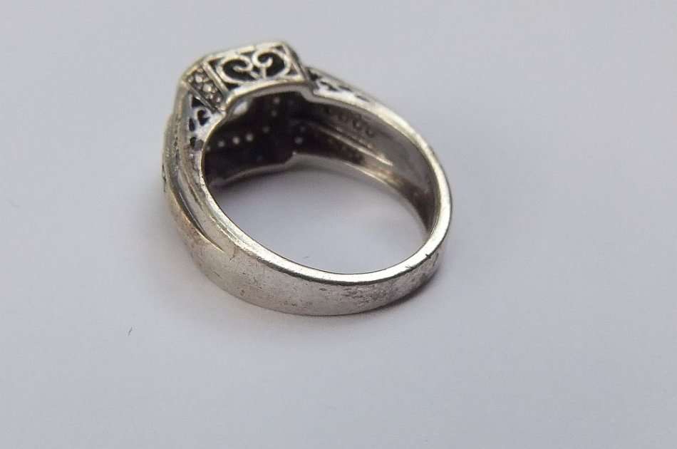 A SOLID STERLING SILVER DESIGNER RING WITH OVER 50 FACETED STONES - STAMPED CL AND TESTED