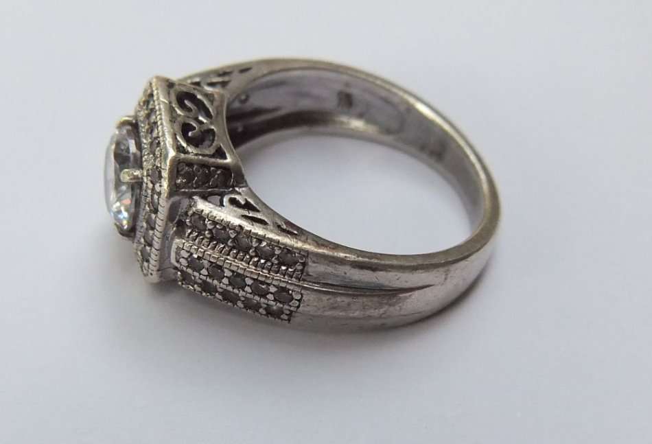 A SOLID STERLING SILVER DESIGNER RING WITH OVER 50 FACETED STONES - STAMPED CL AND TESTED