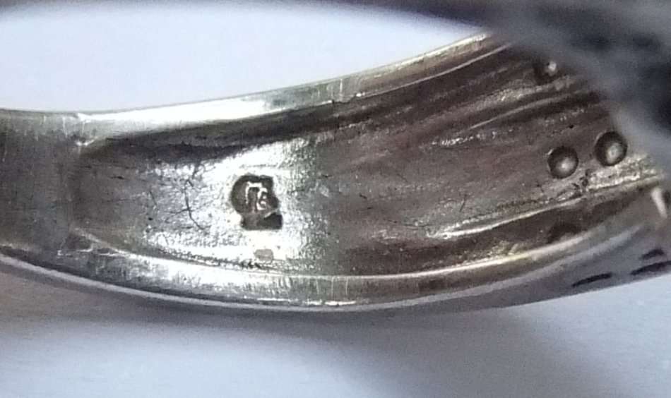 A SOLID STERLING SILVER DESIGNER RING WITH OVER 50 FACETED STONES - STAMPED CL AND TESTED