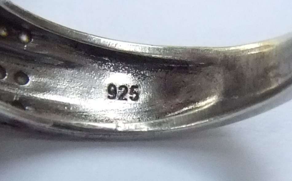 A SOLID STERLING SILVER DESIGNER RING WITH OVER 50 FACETED STONES - STAMPED CL AND TESTED