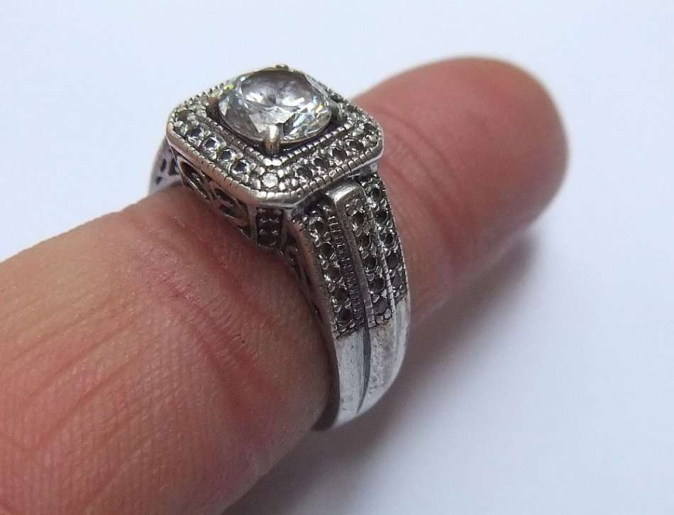 A SOLID STERLING SILVER DESIGNER RING WITH OVER 50 FACETED STONES - STAMPED CL AND TESTED