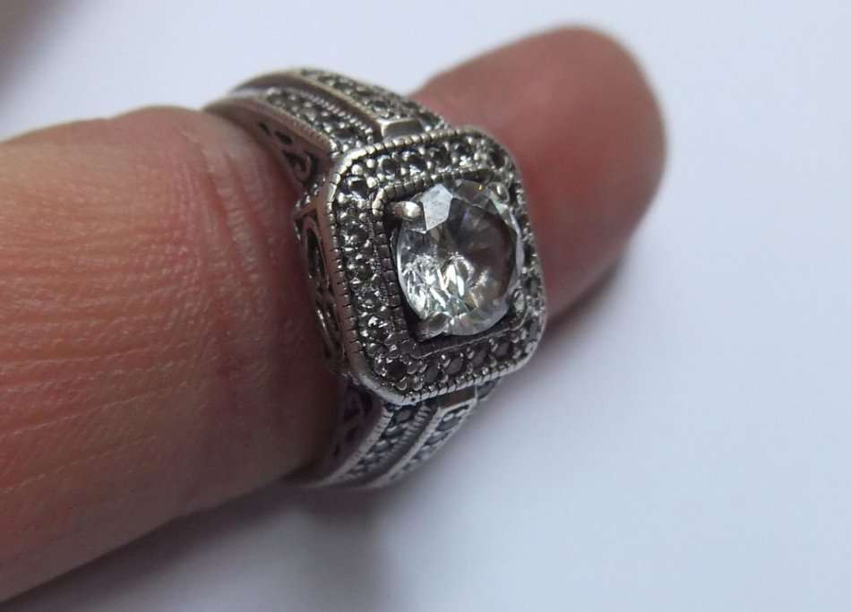 A SOLID STERLING SILVER DESIGNER RING WITH OVER 50 FACETED STONES - STAMPED CL AND TESTED