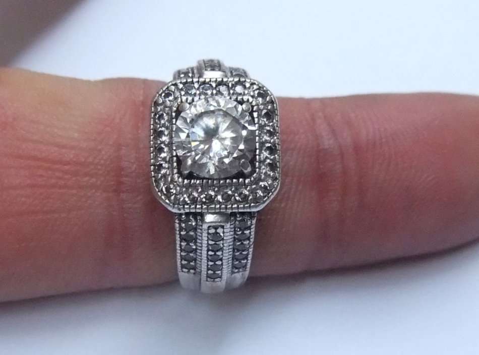 A SOLID STERLING SILVER DESIGNER RING WITH OVER 50 FACETED STONES - STAMPED CL AND TESTED