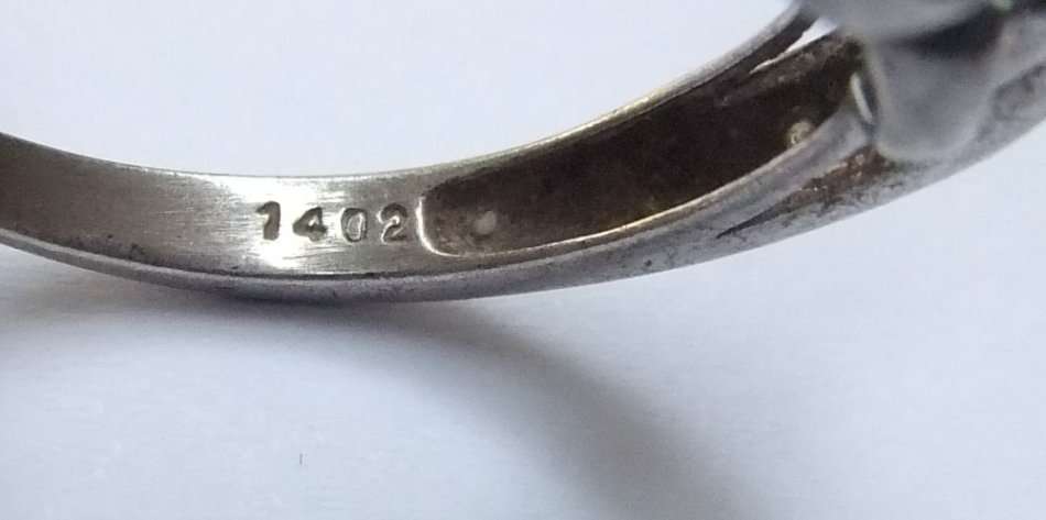 A SOLID STERLING SILVER DESIGNER STAMPED RING WITH FACETED PALE BLUE STONE - STAMPED AND TESTED