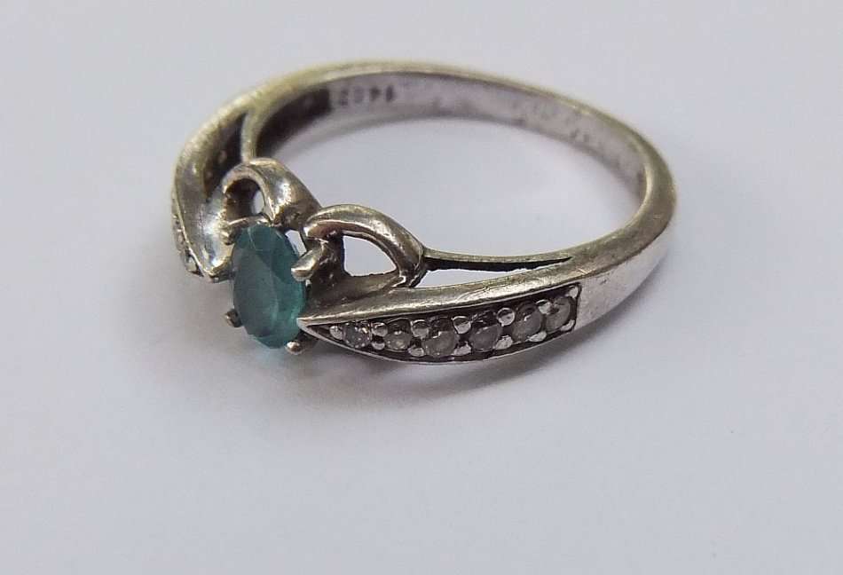 A SOLID STERLING SILVER DESIGNER STAMPED RING WITH FACETED PALE BLUE STONE - STAMPED AND TESTED