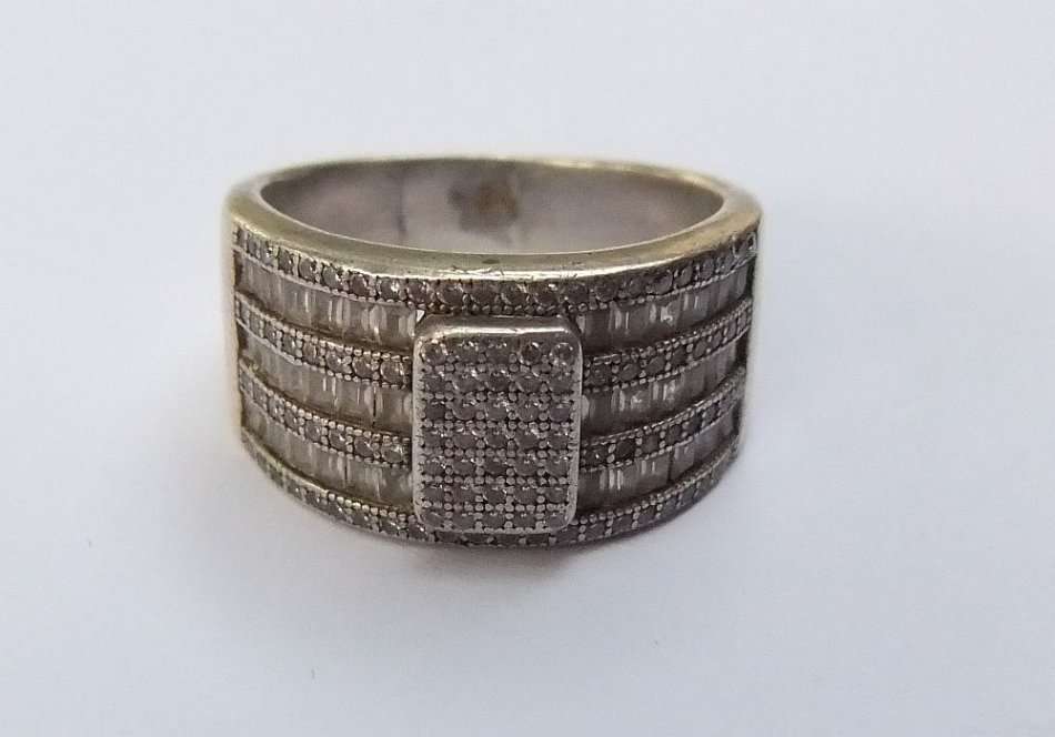 A SOLID STERLING SILVER RING SET WITH OVER 100 FACETED STONES - FULLY TESTED - FREE COMBINING