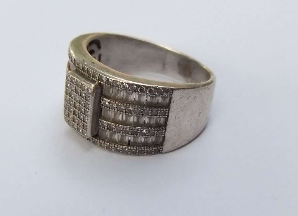 A SOLID STERLING SILVER RING SET WITH OVER 100 FACETED STONES - FULLY TESTED - FREE COMBINING