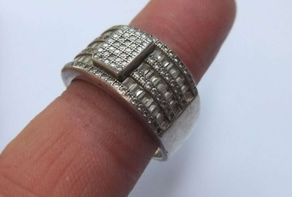 A SOLID STERLING SILVER RING SET WITH OVER 100 FACETED STONES - FULLY TESTED - FREE COMBINING