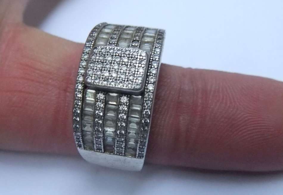 A SOLID STERLING SILVER RING SET WITH OVER 100 FACETED STONES - FULLY TESTED - FREE COMBINING