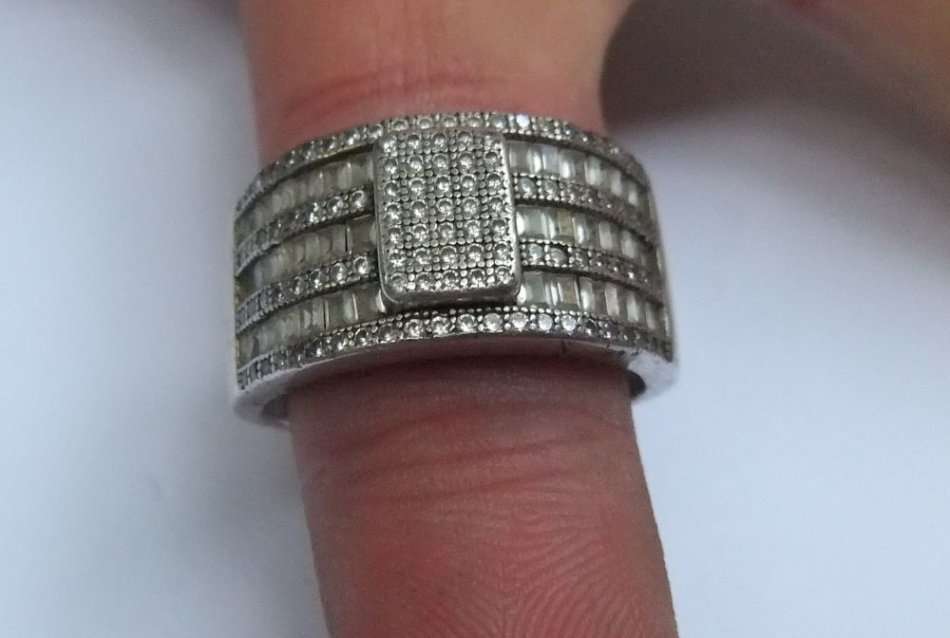 A SOLID STERLING SILVER RING SET WITH OVER 100 FACETED STONES - FULLY TESTED - FREE COMBINING