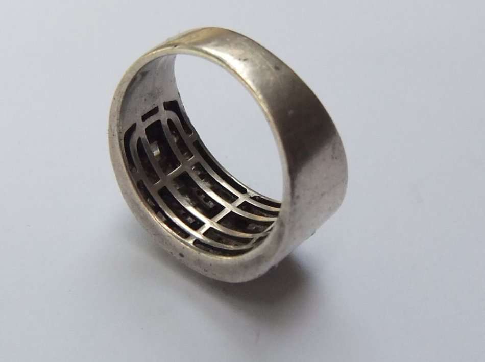 A SOLID STERLING SILVER RING SET WITH OVER 100 FACETED STONES - FULLY TESTED - FREE COMBINING