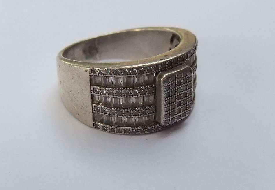 A SOLID STERLING SILVER RING SET WITH OVER 100 FACETED STONES - FULLY TESTED - FREE COMBINING