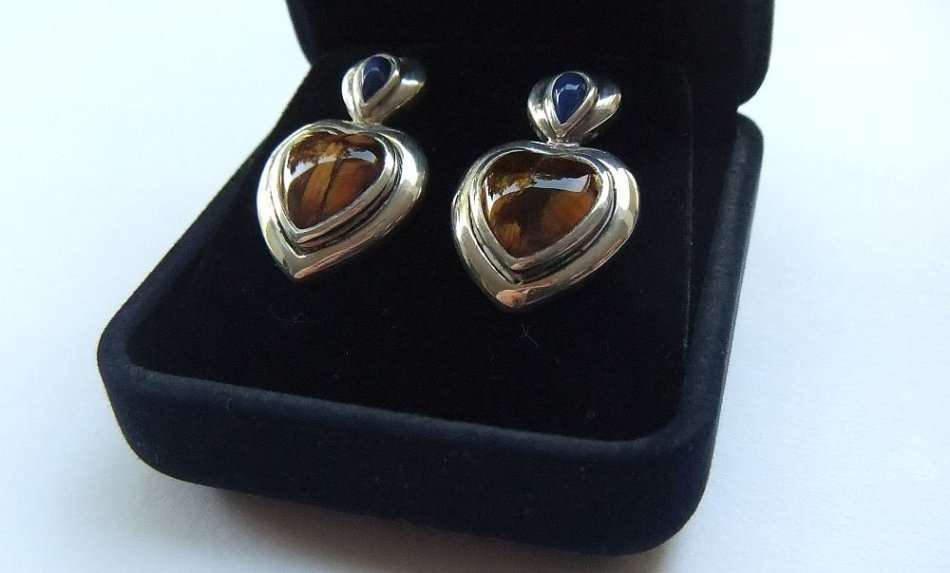 A TOP QUALITY SOLID STERLING SILVER PAIR OF EARRINGS SET WITH CABOCHON TIGERS EYE & LAPIS LAZULI