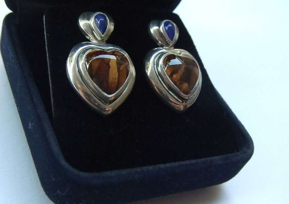A TOP QUALITY SOLID STERLING SILVER PAIR OF EARRINGS SET WITH CABOCHON TIGERS EYE & LAPIS LAZULI