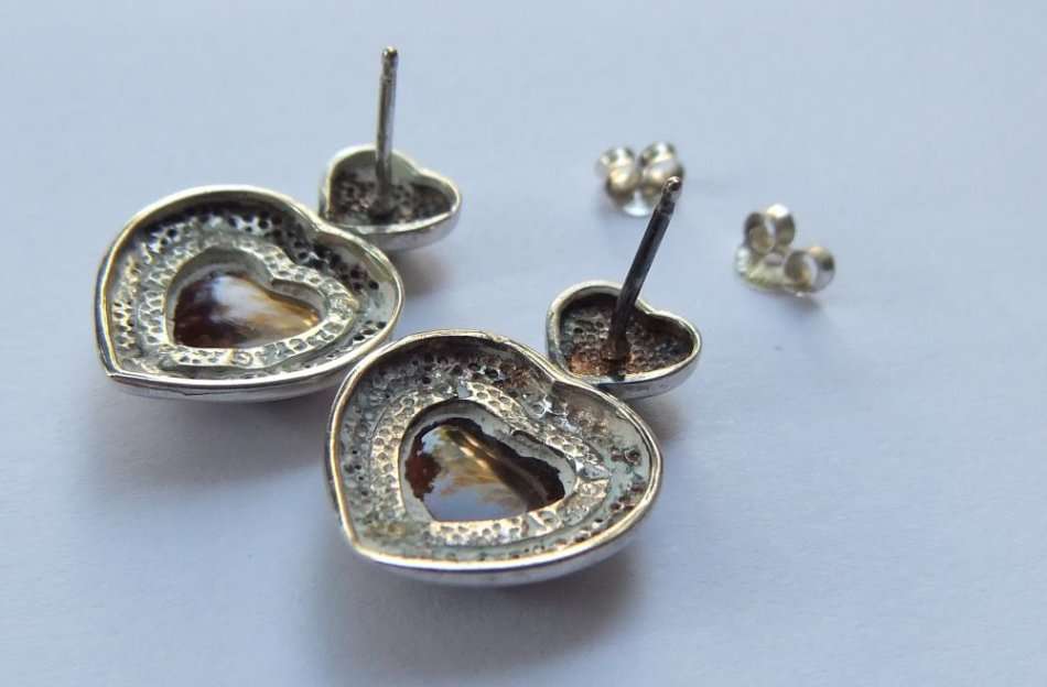 A TOP QUALITY SOLID STERLING SILVER PAIR OF EARRINGS SET WITH CABOCHON TIGERS EYE & LAPIS LAZULI