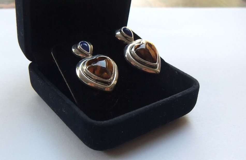A TOP QUALITY SOLID STERLING SILVER PAIR OF EARRINGS SET WITH CABOCHON TIGERS EYE & LAPIS LAZULI