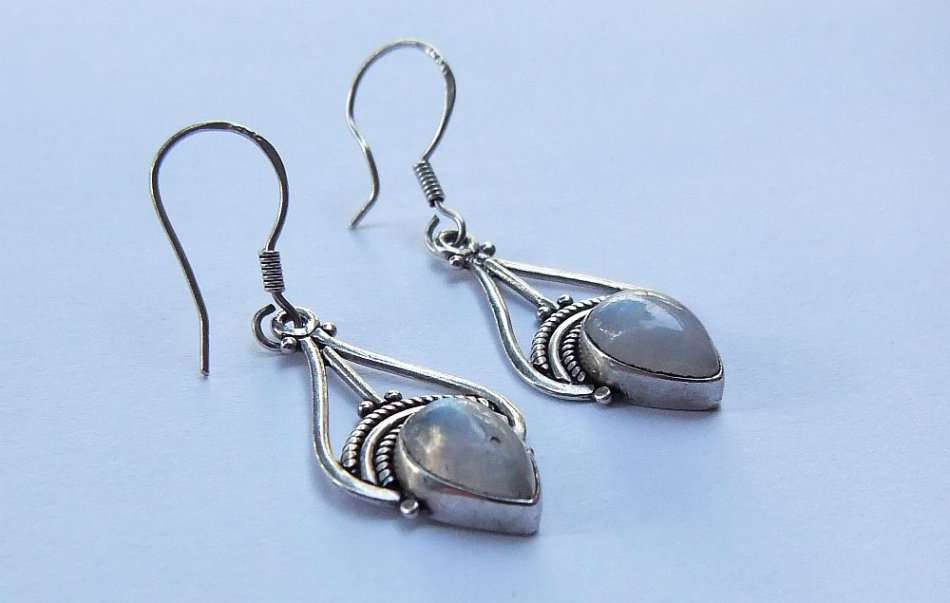 A VINTAGE STYLE SOLID STERLING SILVER PAIR OF EARRINGS SET WITH CABOCHON MOONSTONES - FULLY TESTED