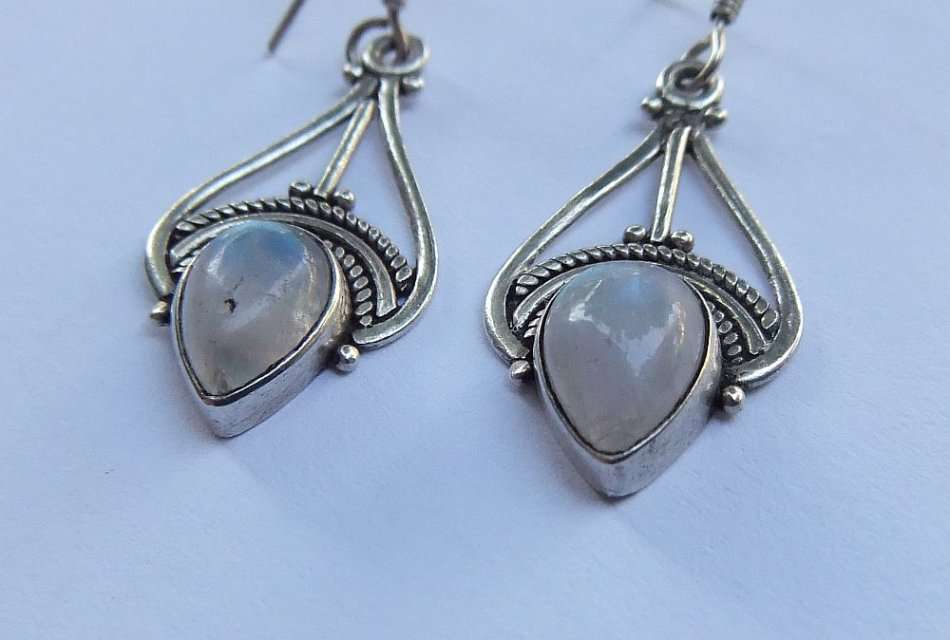 A VINTAGE STYLE SOLID STERLING SILVER PAIR OF EARRINGS SET WITH CABOCHON MOONSTONES - FULLY TESTED