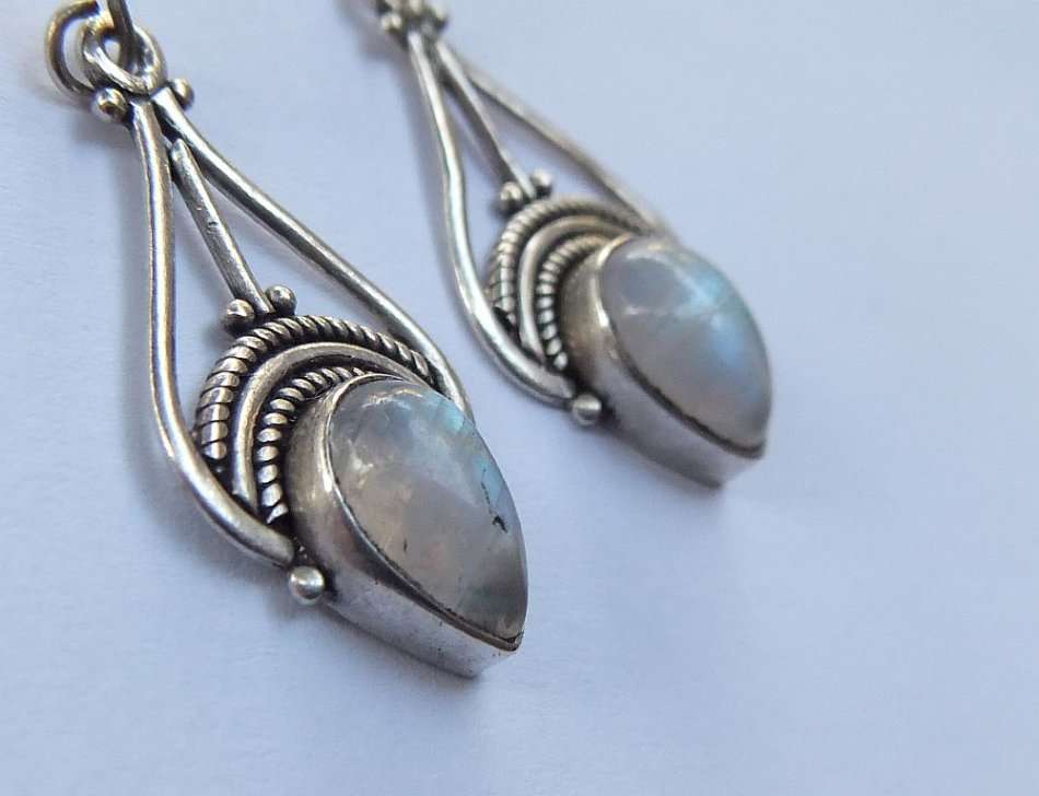 A VINTAGE STYLE SOLID STERLING SILVER PAIR OF EARRINGS SET WITH CABOCHON MOONSTONES - FULLY TESTED