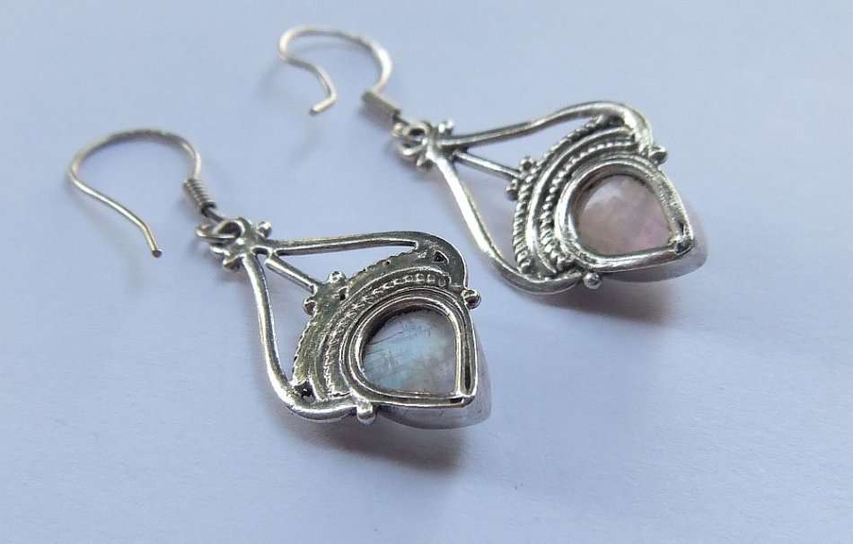 A VINTAGE STYLE SOLID STERLING SILVER PAIR OF EARRINGS SET WITH CABOCHON MOONSTONES - FULLY TESTED