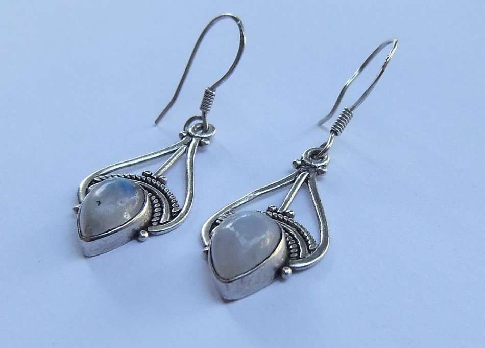 A VINTAGE STYLE SOLID STERLING SILVER PAIR OF EARRINGS SET WITH CABOCHON MOONSTONES - FULLY TESTED