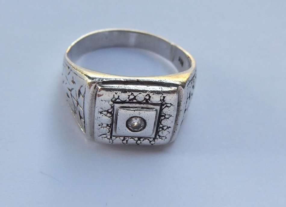 A LARGE SIZE SOLID STERLING SILVER RING SET WITH A FACETED  STONE - STAMPED AND TESTED