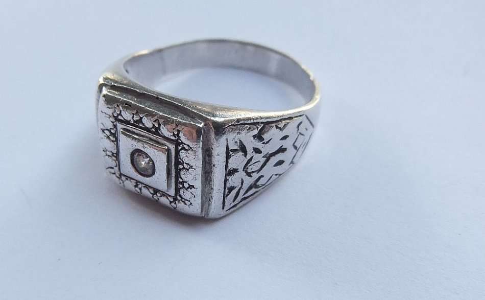 A LARGE SIZE SOLID STERLING SILVER RING SET WITH A FACETED  STONE - STAMPED AND TESTED