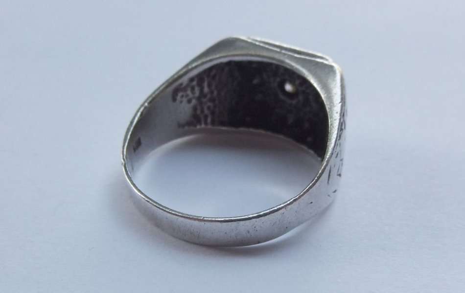 A LARGE SIZE SOLID STERLING SILVER RING SET WITH A FACETED  STONE - STAMPED AND TESTED