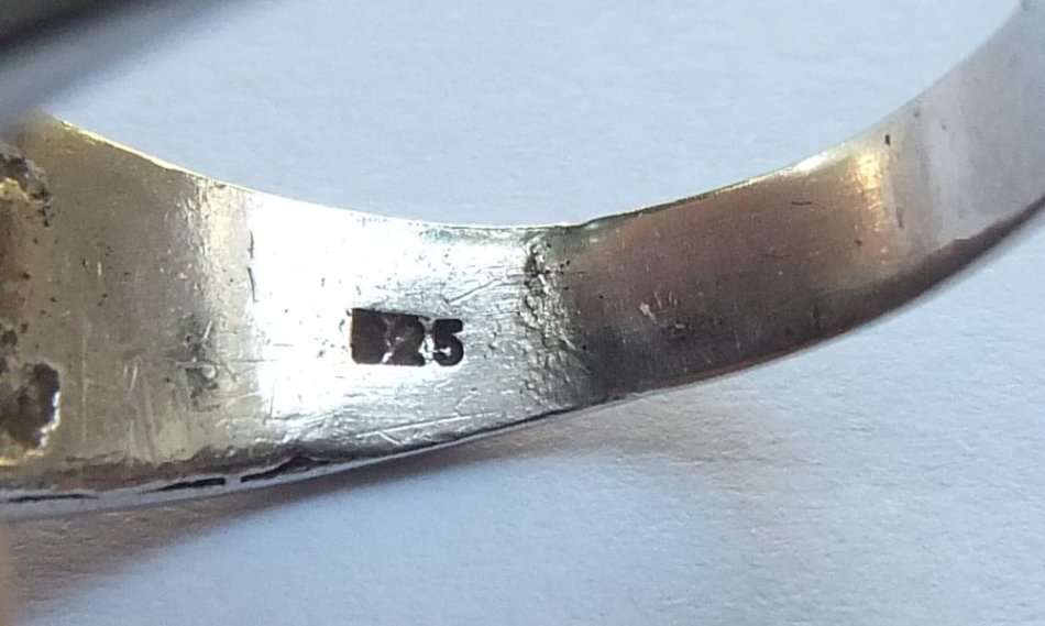 A LARGE SIZE SOLID STERLING SILVER RING SET WITH A FACETED  STONE - STAMPED AND TESTED