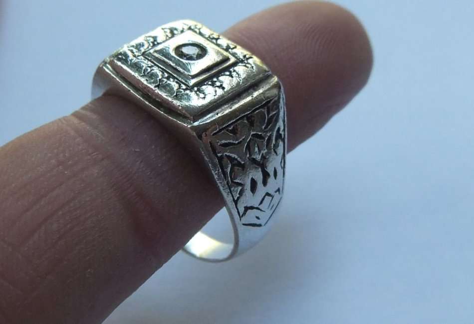 A LARGE SIZE SOLID STERLING SILVER RING SET WITH A FACETED  STONE - STAMPED AND TESTED