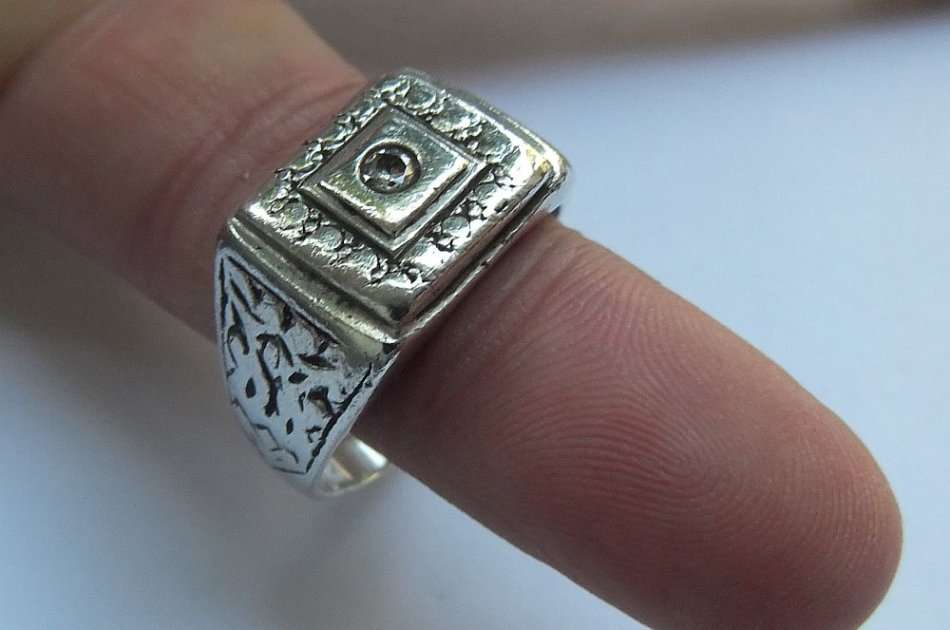 A LARGE SIZE SOLID STERLING SILVER RING SET WITH A FACETED  STONE - STAMPED AND TESTED