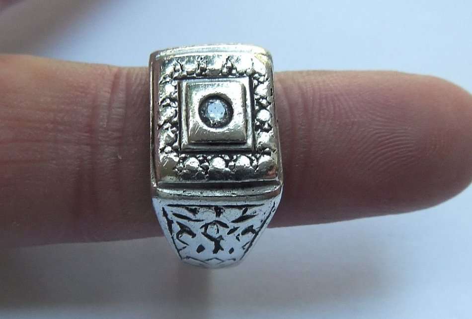 A LARGE SIZE SOLID STERLING SILVER RING SET WITH A FACETED  STONE - STAMPED AND TESTED