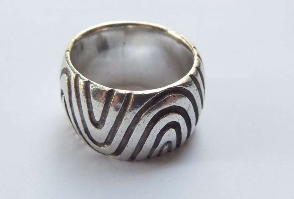 A BIG AND HEAVY CARROL BOYES LOOK SOLID STERLING SILVER RING WITH LINED PATTERN - FULLY TESTED