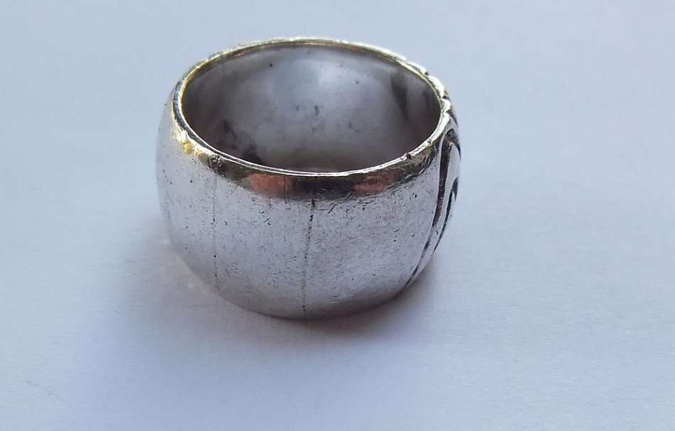 A BIG AND HEAVY CARROL BOYES LOOK SOLID STERLING SILVER RING WITH LINED PATTERN - FULLY TESTED