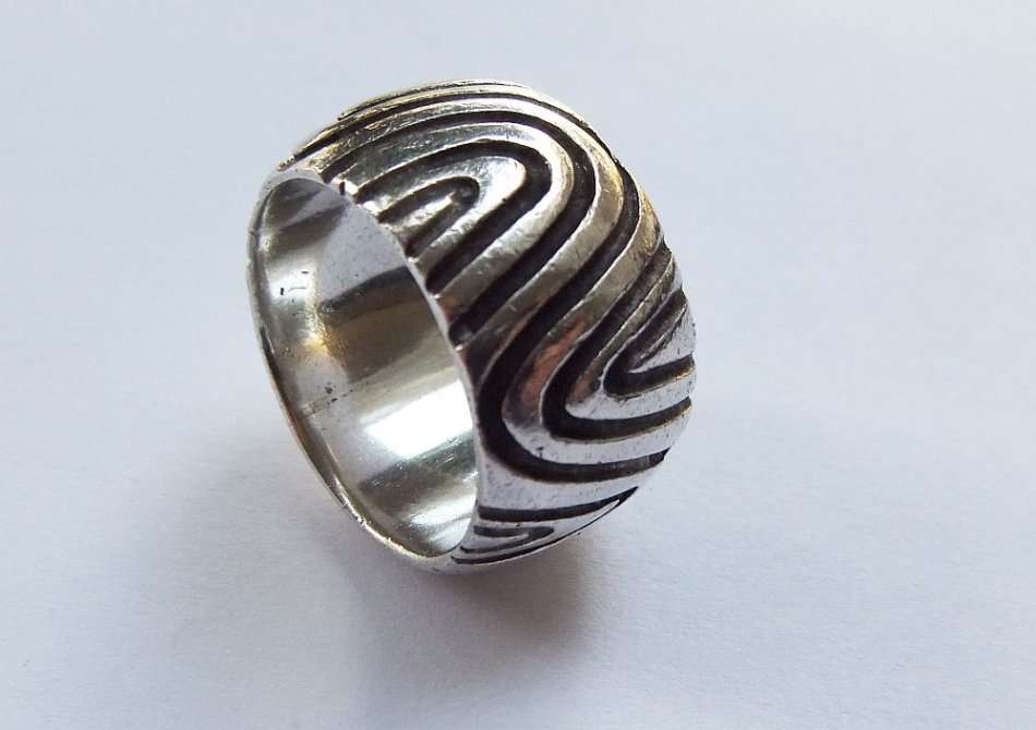 A BIG AND HEAVY CARROL BOYES LOOK SOLID STERLING SILVER RING WITH LINED PATTERN - FULLY TESTED
