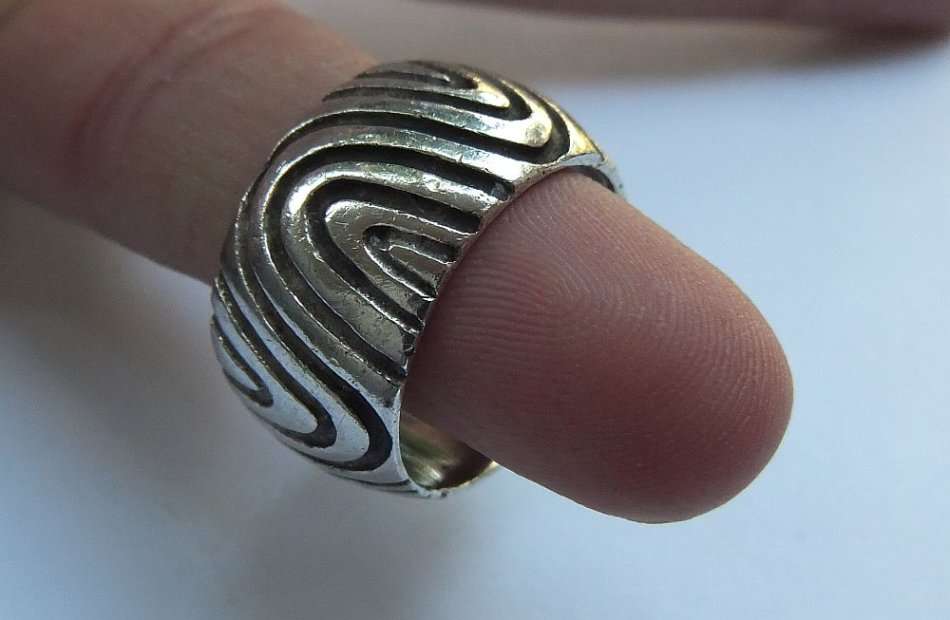A BIG AND HEAVY CARROL BOYES LOOK SOLID STERLING SILVER RING WITH LINED PATTERN - FULLY TESTED