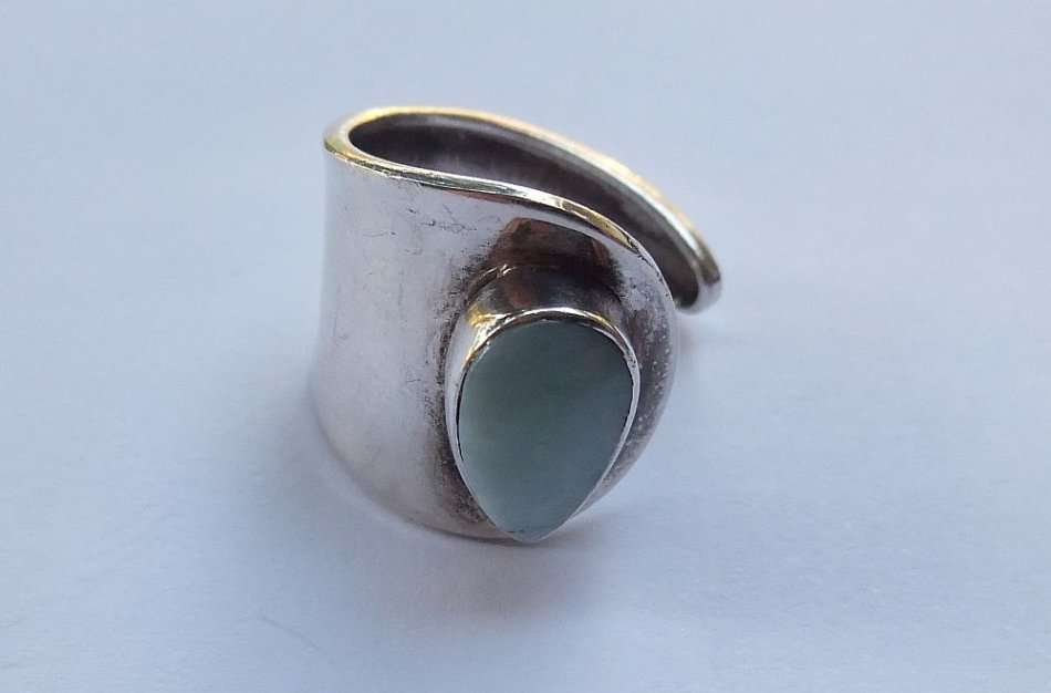 A SOLID STERLING SILVER WRAP AROUND RING SET WITH CHALCEDONY STONE - STAMPED AND TESTED