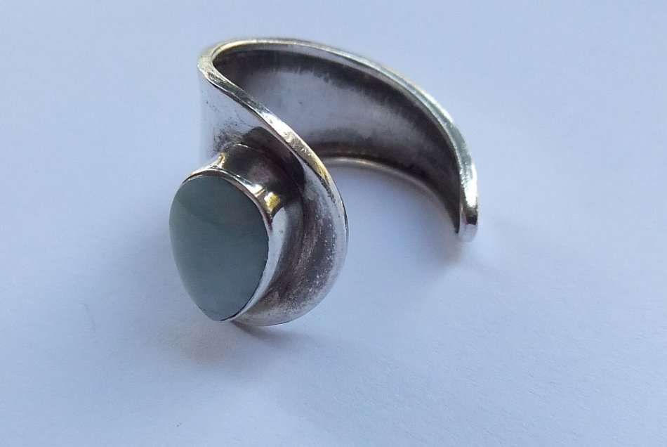 A SOLID STERLING SILVER WRAP AROUND RING SET WITH CHALCEDONY STONE - STAMPED AND TESTED