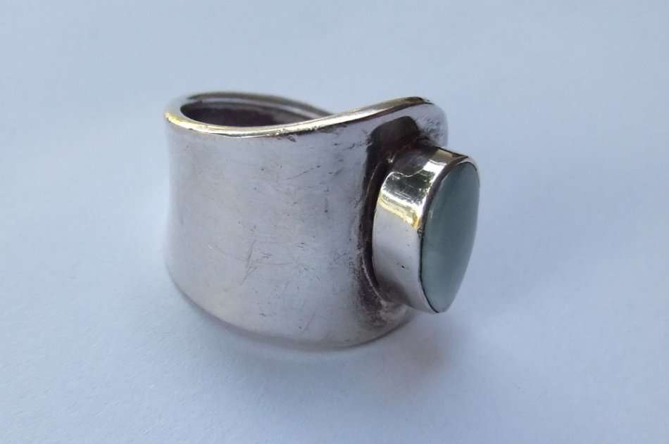A SOLID STERLING SILVER WRAP AROUND RING SET WITH CHALCEDONY STONE - STAMPED AND TESTED